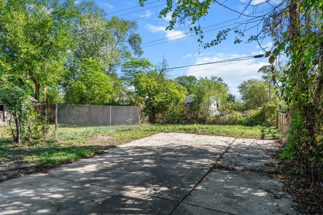 Building Photo - 12666 Cloverlawn Ave