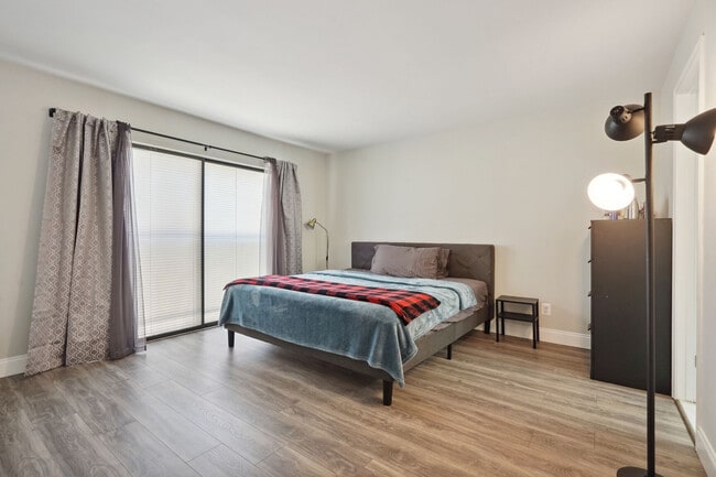 Building Photo - 102 Monroe St