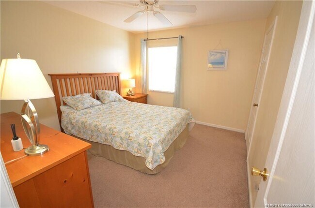 Building Photo - 753 NW Waterlily Pl