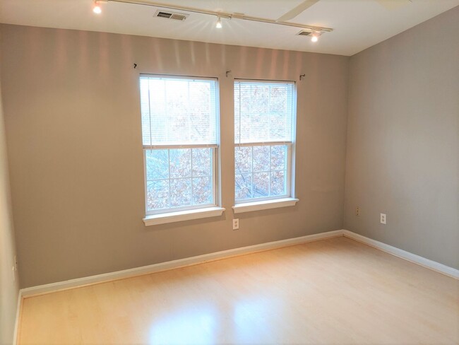 Building Photo - 3rd floor condo in the beautiful Whittier ...