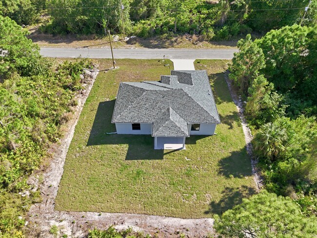 Building Photo - 825 Carbon St E