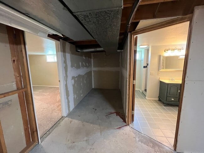 Building Photo - 5 bedroom 3 bathroom home for rent