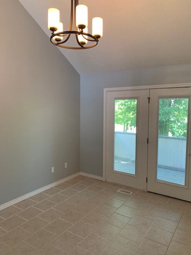 Building Photo - Spacious 3 bedroom 3.5 Baths 2 Home Office...