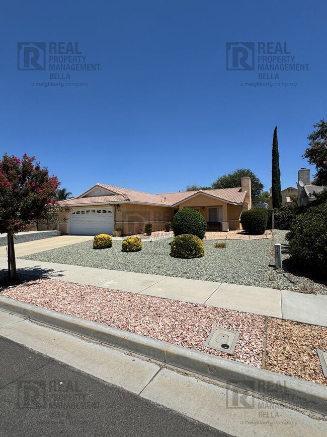 Building Photo - *55+ COMMUNITY* Charming 3 Bedroom, 2 Bathroom Home in Hemet