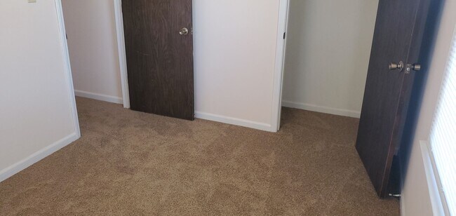 Building Photo - 306 W Southampton Dr