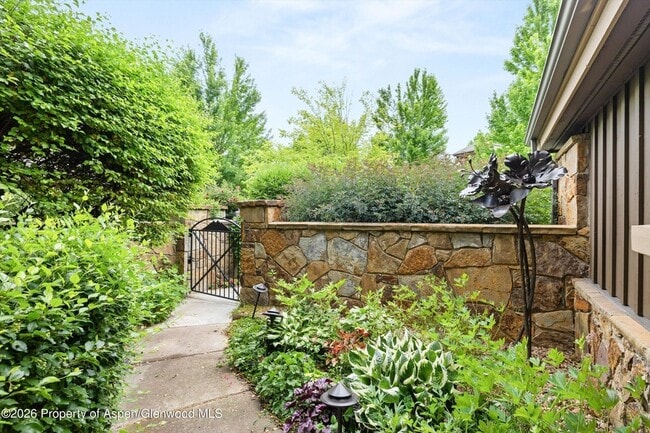 Building Photo - 31 Primrose Ln