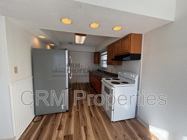 Building Photo - 1008 E Fischer St