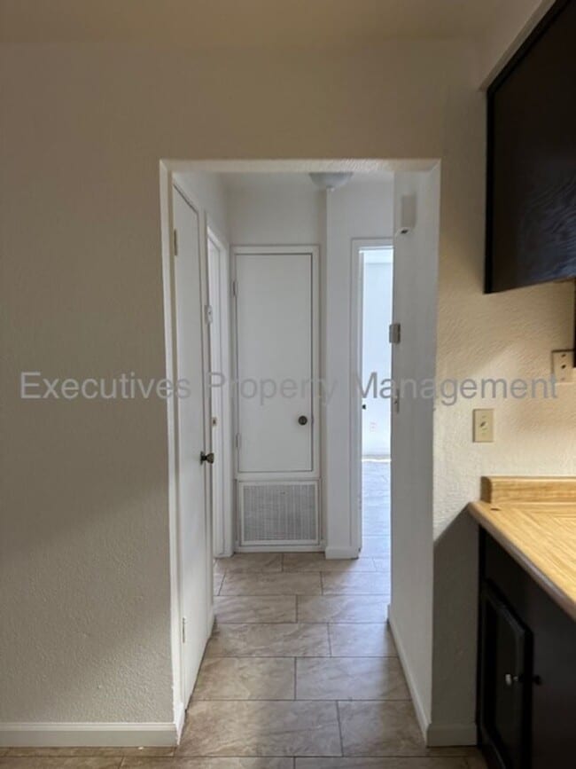Building Photo - 3367 San Mateo Ct