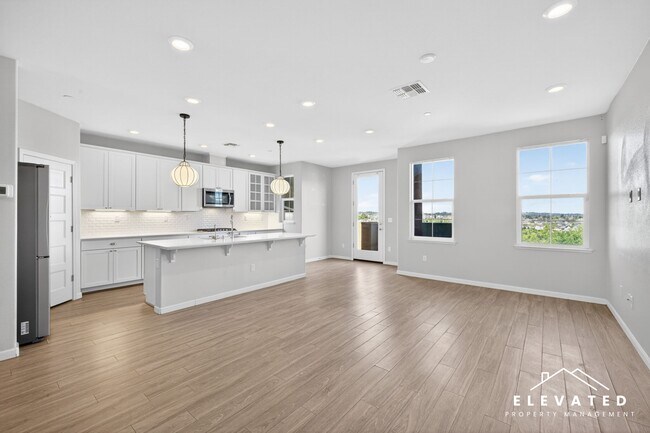 Building Photo - 611 Jade St