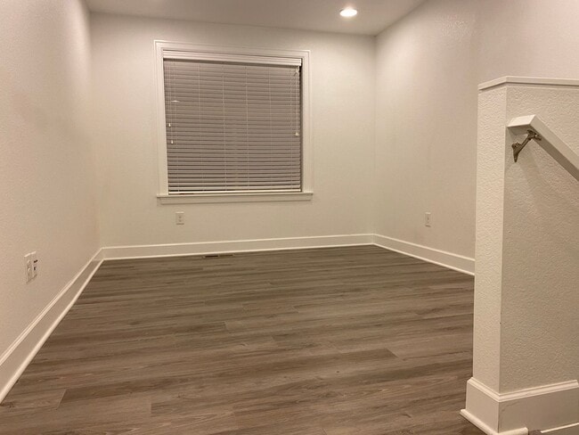 Building Photo - Luxury Townhome!