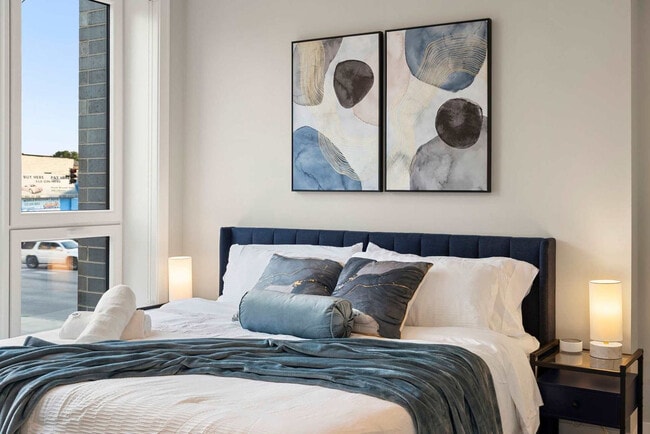 Building Photo - 2344 W Polk St