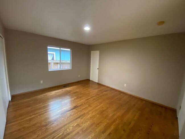 Building Photo - 835 17 Mile Dr