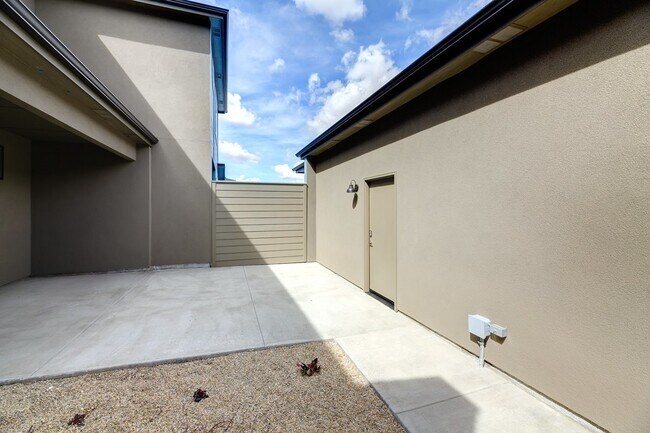 Building Photo - 3 Bedroom 2.5 Bathroom Townhouse in Harris Ranch.