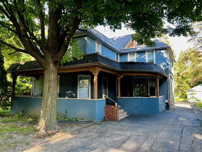 Building Photo - 222 Douglas Ave