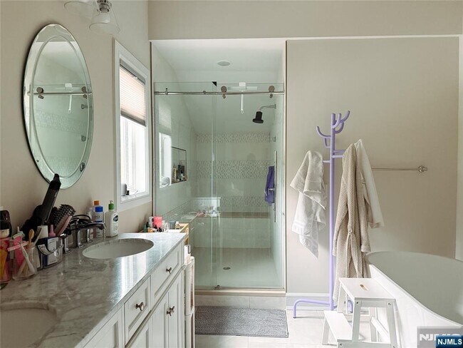 Building Photo - 555 Edgewater Ave