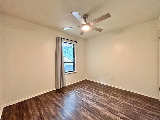 Building Photo - 6005 Cougar Dr