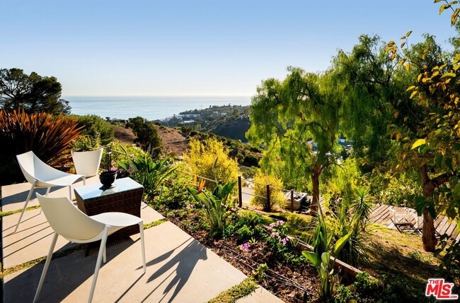 Building Photo - 817 Enchanted Way