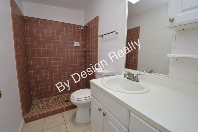 Building Photo - 3 Bed 2 Bath Midtown Duplex with Covered Parking & Storage
