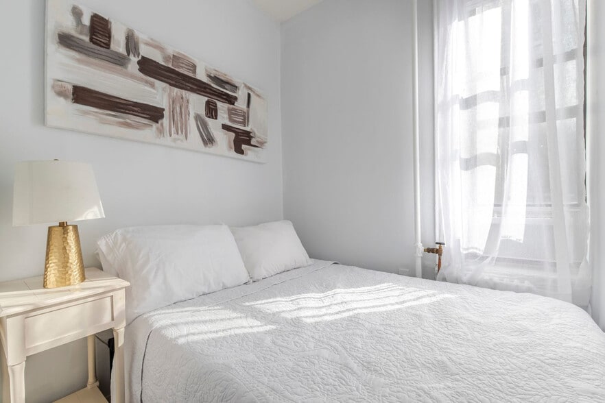 Building Photo - 104 MacDougal St