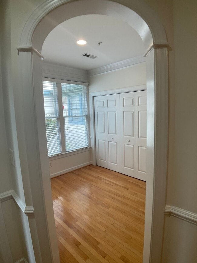 Building Photo - Gorgeous Condo in the heart of Chapel Hill