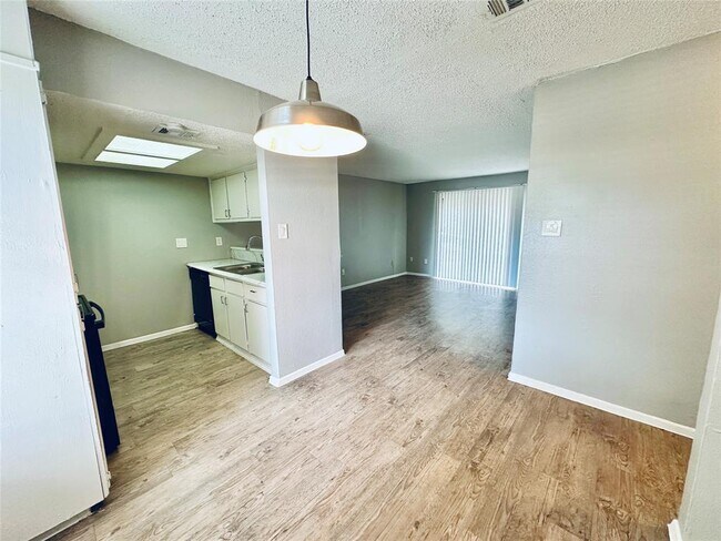 Building Photo - 1912 Valley Hill Cir