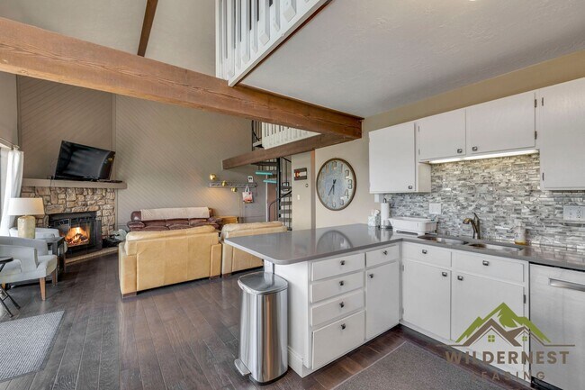 Building Photo - Buffalo Ridge - Spacious unit with Wifi, Covered Parking & Clubhouse