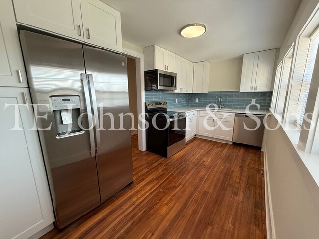 Building Photo - Updated 3BR/2BA Apartment with Quartz Counters & Modern Finishes