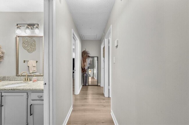 Building Photo - 4041 Woodbridge Ct