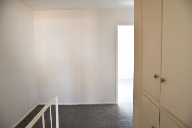 Building Photo - 733 S Fondren St