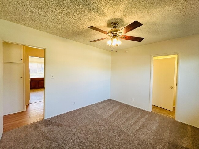 Building Photo - Delightful 3 bedroom 1 1/2 Bathroom Single...