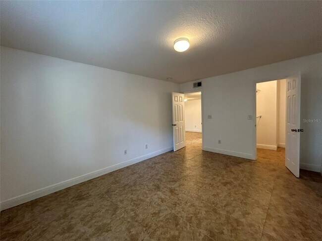 Building Photo - 220 Riverbend Dr