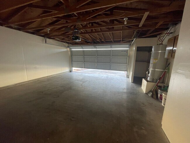 Building Photo - Victorville, 3 Bedroom, 2 Bathrooms, Large...