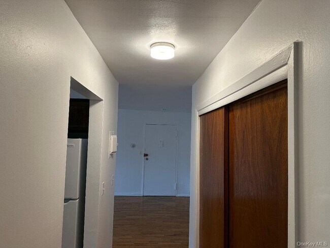 Building Photo - 7 E Lawrence Park Dr