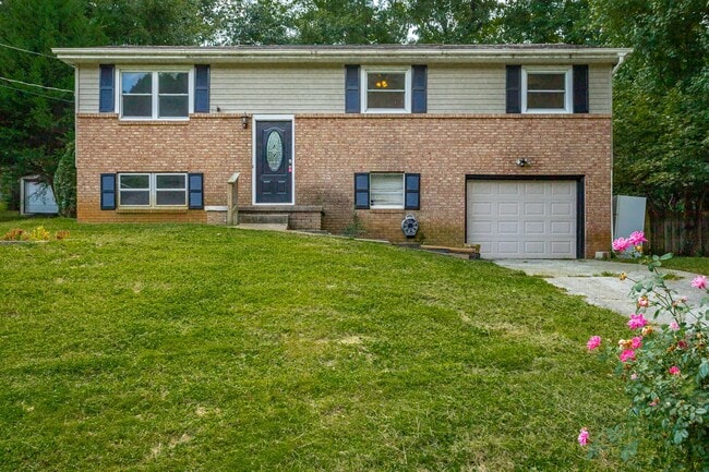 Building Photo - Spacious House in Hixson