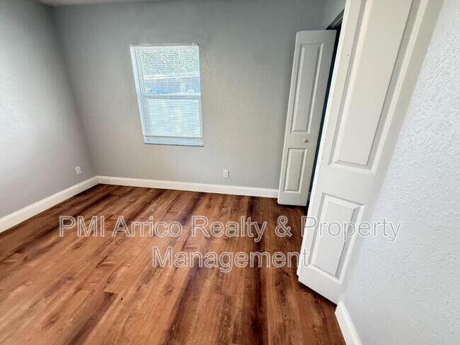 Building Photo - 2809 Marconi St