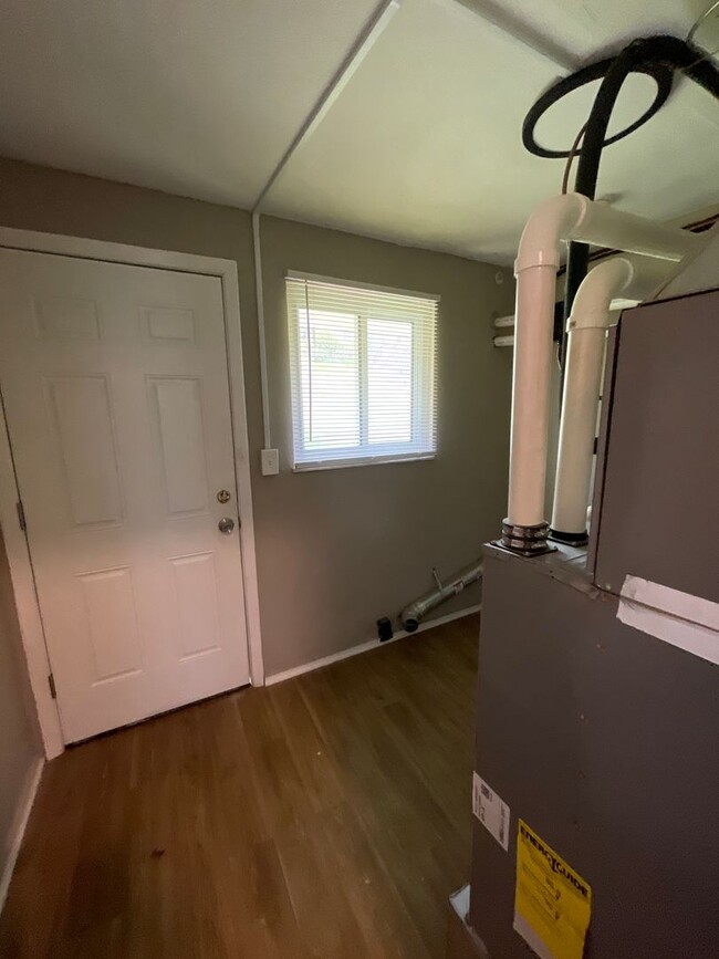 Building Photo - Freshly Renovated 3 Bedroom Ranch with Mod...