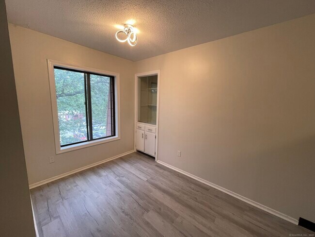 Building Photo - 25 Woodsedge Dr