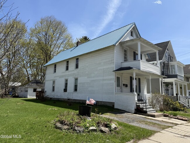 Building Photo - 172 Kingsboro Ave