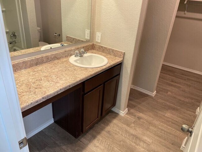 Building Photo - Get an A+ in Savings | $500 Move-In Credit + Beautiful 4-Bed, 2.5-Bath Home in Saint Hedwig