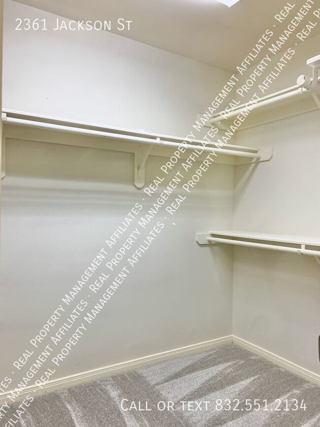 Building Photo - Middle Stunner