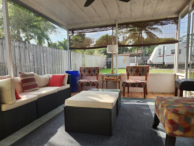 Building Photo - 1219 N M St