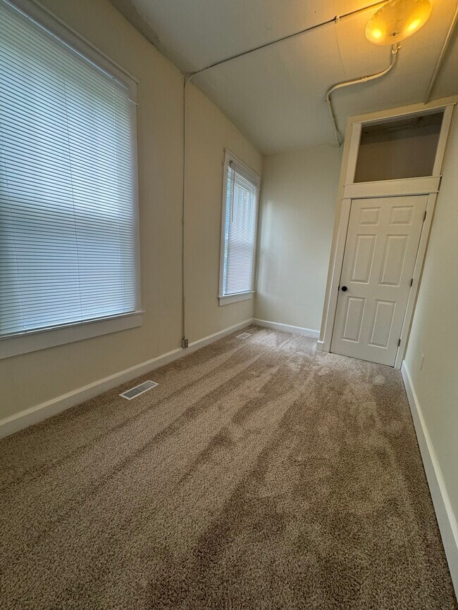 Building Photo - 215 E 9th St