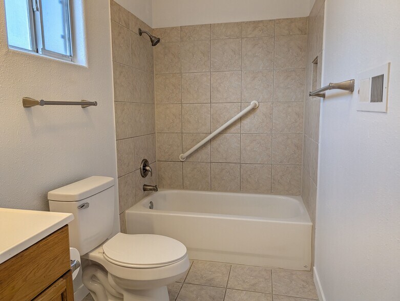 Bedroom 1 bathroom - 1020 Headingly Ave NW