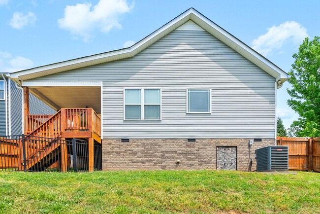 Building Photo - Pet Friendly Three Bedroom with Bonus!
