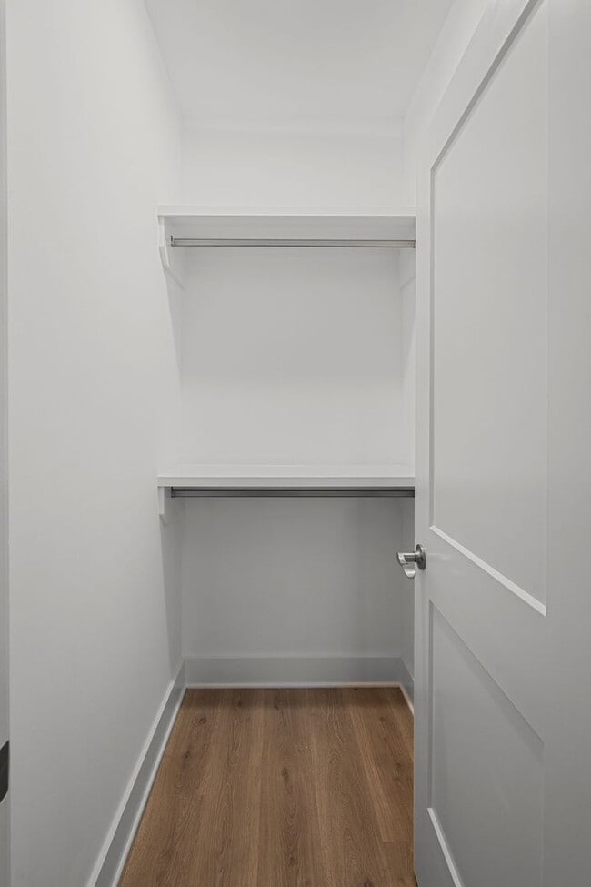 Building Photo - Stunning Modern Townhouse in the Heart of ...