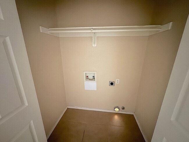 Building Photo - East El Paso 3bed/2bath Refrig A/C!