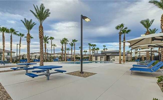 Building Photo - Beautiful townhome with amazing amenities,  convenience in a desirable community.