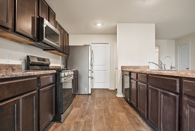 Building Photo - 4 Bedroom/3 Bath Redbird Ranch Subdivision