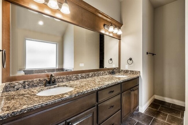 Building Photo - 4104 SE 38th St