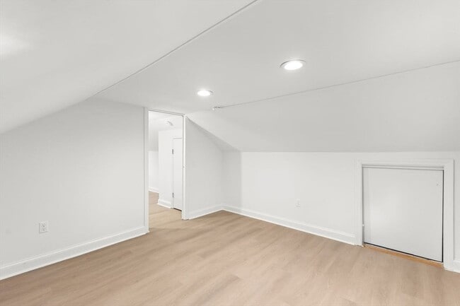 Building Photo - 26 Lamb St